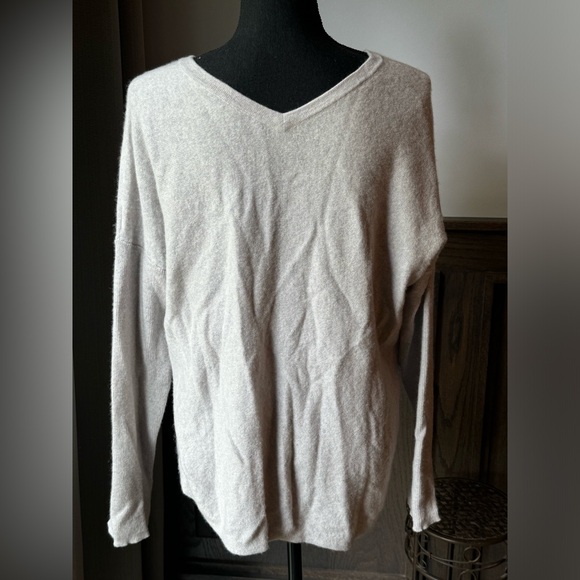 Saks fifth avenue grey cashmere v neck sweater - Picture 5 of 6